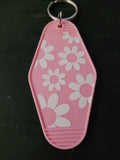 Pink daisy floral motel-style keychain with white flowers and pink centers