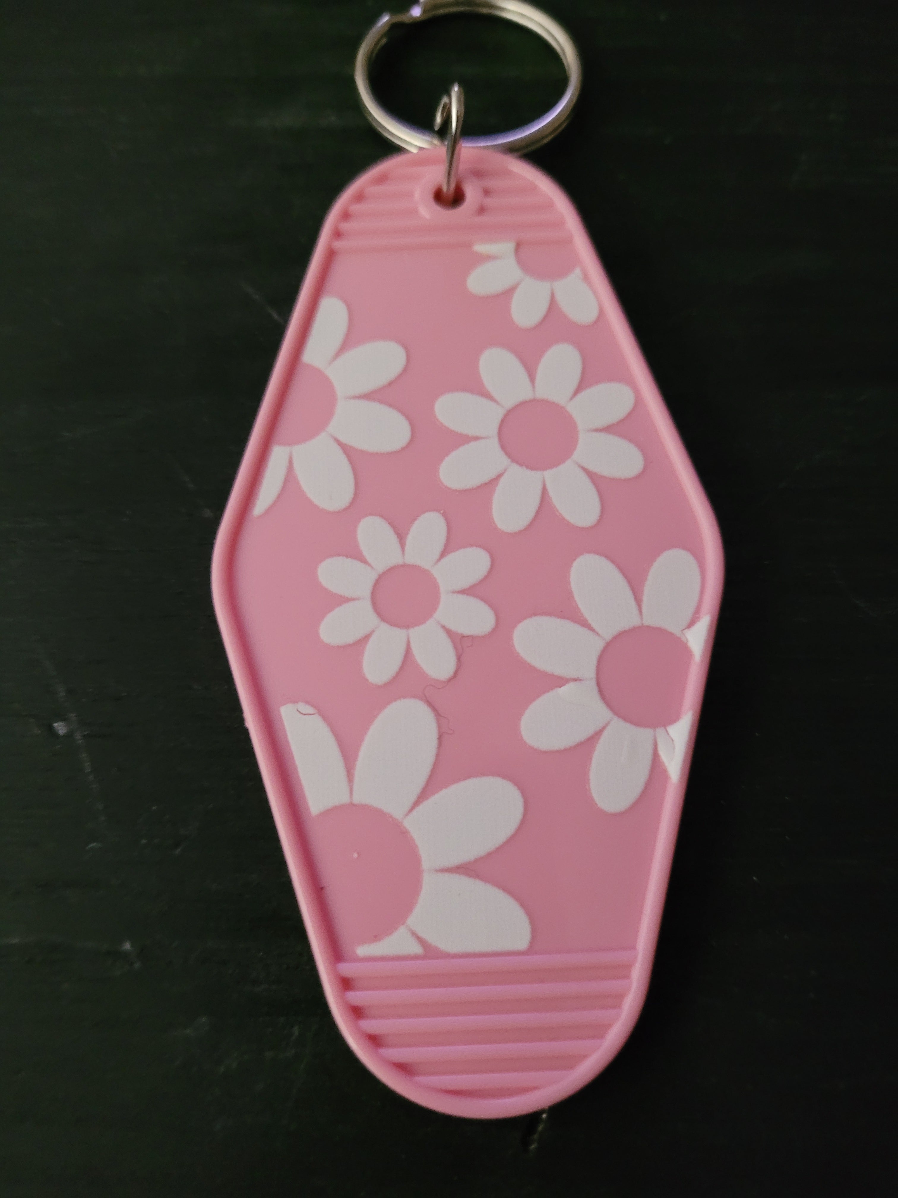 Pink daisy floral motel-style keychain with white flowers and pink centers